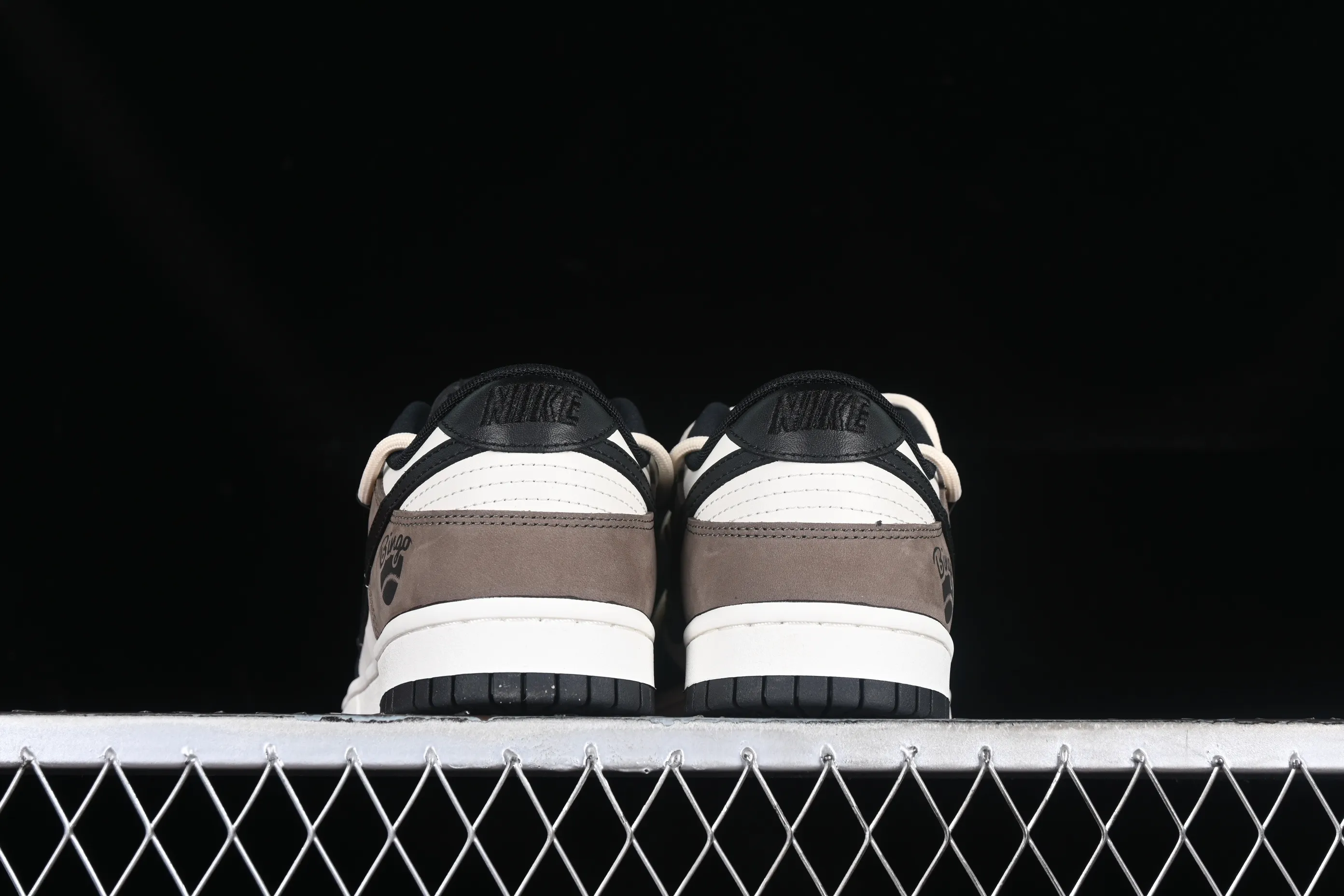 All Categories Nk SB Dunk Series Nk SB Dunk Low Low-top Sneakers Nk Dunk Low Retro "Black" Tricky Doll Time and Space Dust Minimalist Retro Black Brown SB Strap Low-top Casual Sneakers DD1391-100